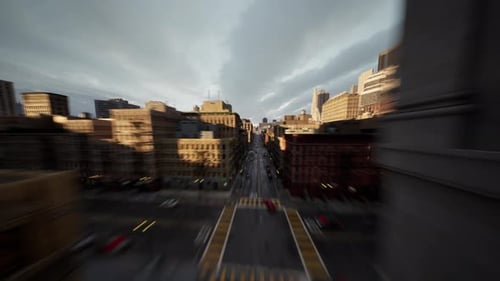 Vue aérienne en hyperlapse au-dessus de la circulation d'une grande ville