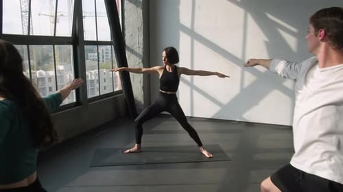 Professeur de yoga, salle de fitness, salle d'entraînement pour personnes