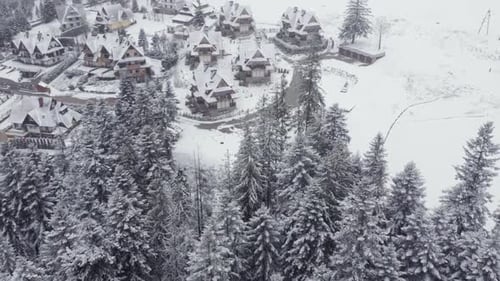 Imágenes aéreas de Zumbido del pequeño pueblo de montaña en un clima nevado