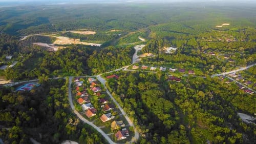 Erstaunliche Filmmusik 4K-Aufnahmen von Drohne bei Sonnenuntergang über Wohngebieten nach der Entwaldung Problem bestehen aus Häusern, r