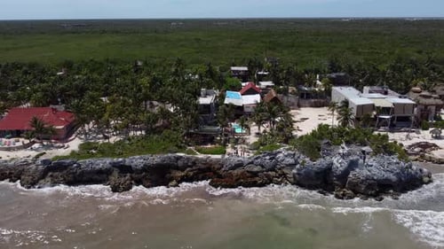 Drone : Mexique, plage de Tulum, magnifique paysage de vacances, palmier, océan, détente