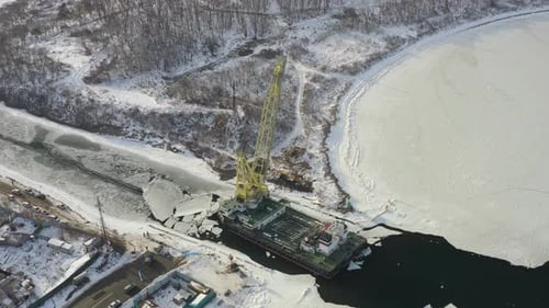 Vue aérienne d'une grue flottante qui transporte un camion-grue