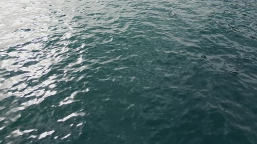 Nahaufnahme des Ozeans, Wellengang, Oberfläche, reflektierende Sonnenstrahlen, Drohnenansicht, ruhiges Meer, plätschernd
