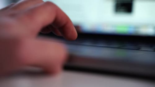 Arbeiten am Computer mit Touchpad im Büro