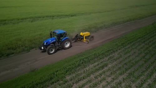 La niveladora funciona con un tractor y nivelando el camino