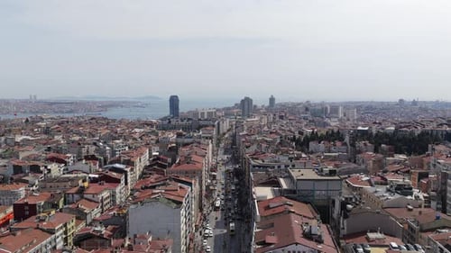 Survol de l'avenue Istiklal à Istanbul, en Turquie, révélant un paysage urbain avec le détroit du Bosphore et