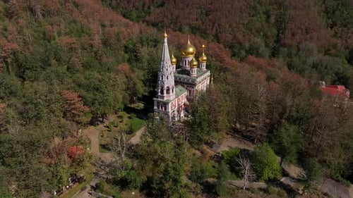 Vue aérienne de l'église commémorative de Shipka en automne, Bulgarie.