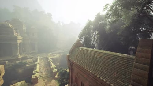 Ruines anciennes fermées enveloppées de brume matinale et de mousse luxuriante