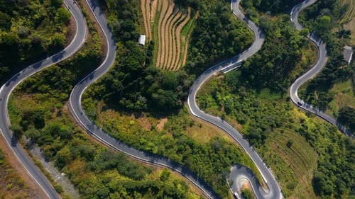 Luftaufnahme der Serpentine Mountain Road in Ha Giang, Vietnam