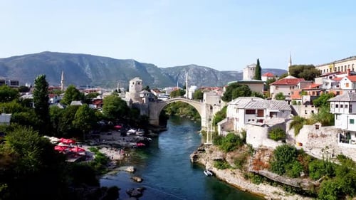 Images prises par drone sur le vieux pont de Mostar au lever du soleil, Bosnie-Herzégovine. Vue aérienne du