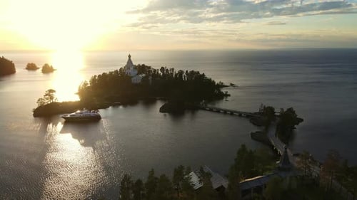 VUE AÉRIENNE : Un ermitage situé sur une petite île du lac Ladoga en Carélie