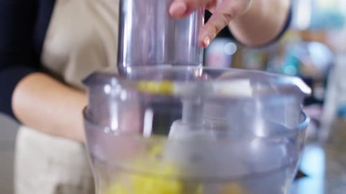 Frau legt Deckel auf Küchenmaschine in der Küche, Zeitlupe 4k
