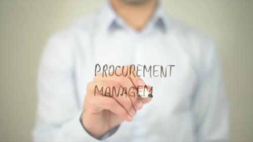 Gestión de adquisiciones, hombre escribiendo en pantalla transparente