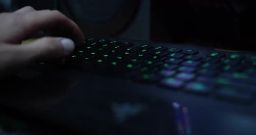 Piel clara: escribir a mano las teclas en un teclado mecánico, luz verde