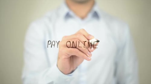 Online bezahlen, Mann schreibt auf transparentem Bildschirm