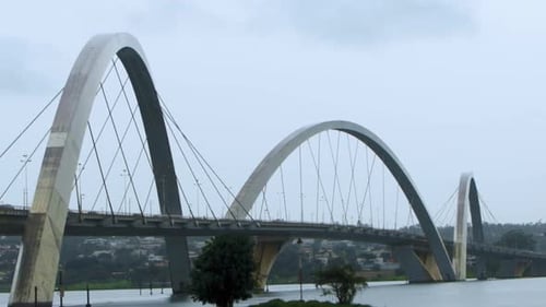Ponte JK Juscelino Kubitschek em Brasília - Vista de perto - Dia nublado em Brasília - Pan Shot