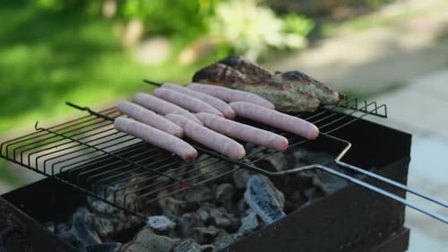 Barbecue-Konzept Fleisch wird auf dem Grill gegrillt