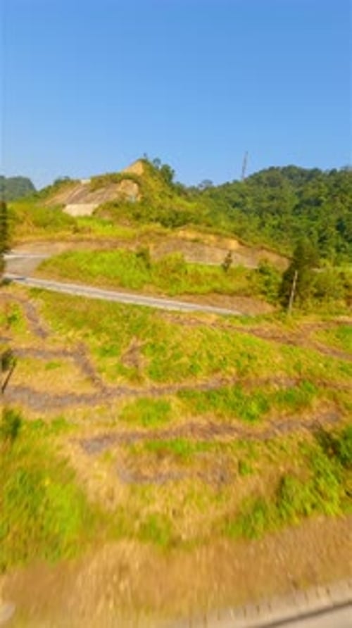 FPV d'une route de montagne pittoresque et sinueuse sur la boucle de Ha Giang, au nord du Vietnam