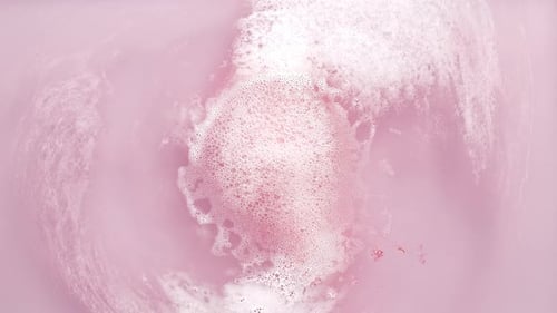 Bath Bomb Ball se dissolve em água com bolhas de espuma branca, produto cosmético natural e cuidado da pele