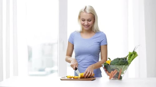 Concepto de alimentación saludable, comida vegetariana, cocina, dieta y personas: sonreír