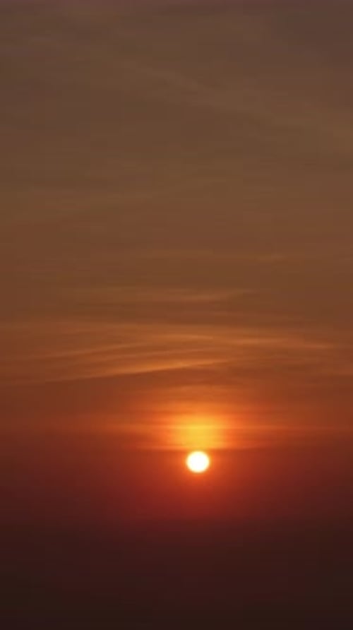 Timelapse d'un lever de soleil Théâtral avec un ciel orange par une journée ensoleillée.