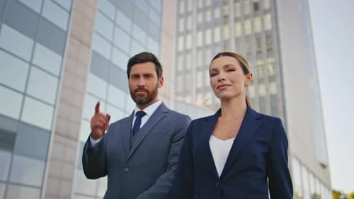 Trabajadores Corporativos caminando por la calle, sonriendo, de cerca, elegante paseo en pareja de negocios