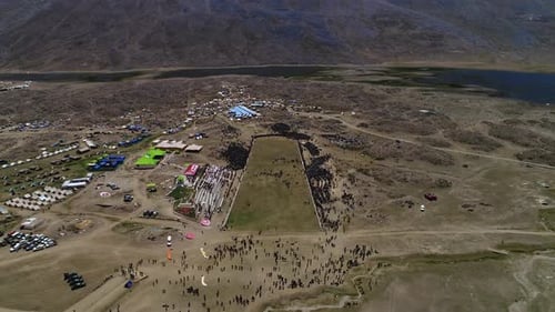 Vista aérea do evento Shandur Pass com pessoas, Paquistão.