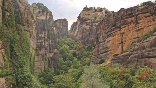 Monastères grecs Meteora construits sur des formations rocheuses verticales