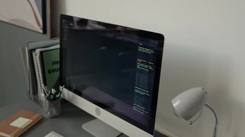 Nahaufnahme des Office-Monitors, der Code anzeigt