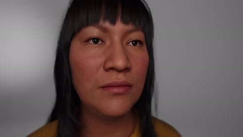 Retrato de dama mexicana adulta en la oscuridad