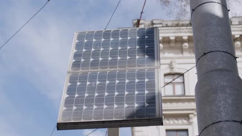 Nahaufnahme einer solarbetriebenen Straßenlaterne in Wien zur Förderung der Nutzung sauberer und grüner Energie