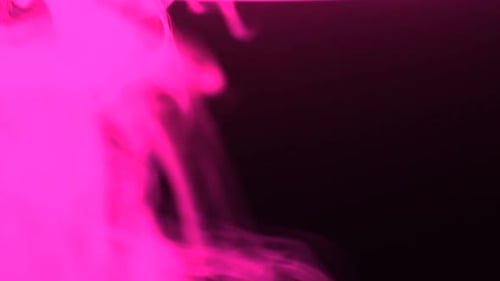 Mystischer rosa Rauch auf schwarzem Hintergrund