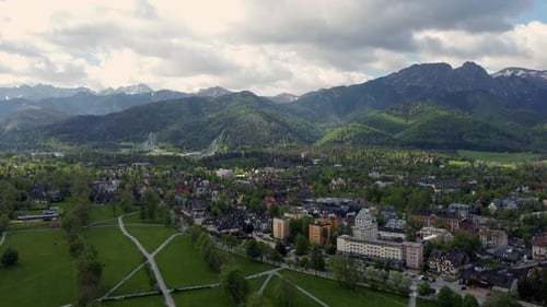 Survol de Zakopane, en Pologne, une station balnéaire à l'architecture traditionnelle de Goral près du Poli