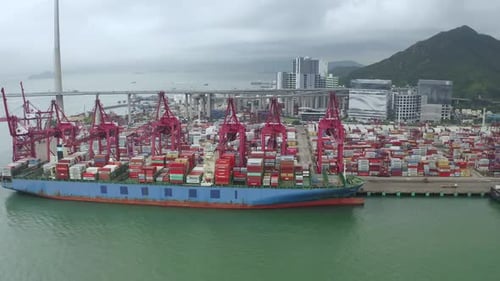 Containerfrachtschiff im Export- und Importgeschäft und Logistik internationaler Güter in der städtischen Stadt.
