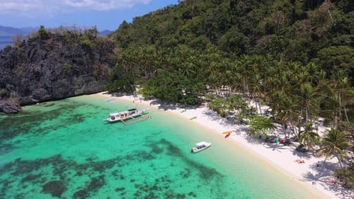 Luftaufnahme von Booten in der türkisfarbenen Lagune in El Nido Palawan, Philippinen