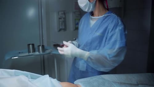 Chirurg, der in einem modernen Krankenhaus unter präzisen Bedingungen einen Eingriff im Operationssaal durchführt