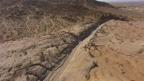 Erkundung der riesigen Wüstenlandschaft: eine Montage aus Canyons und Klippen