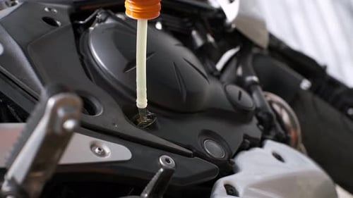 Biker Change Aceite de motor en motocicleta