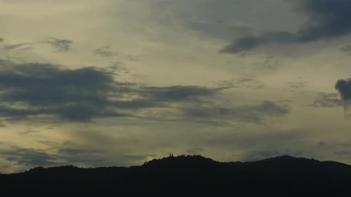 Dramatisch Himmel mit Gewitterwolke an einem bewölkten Tag im Zeitraffer.