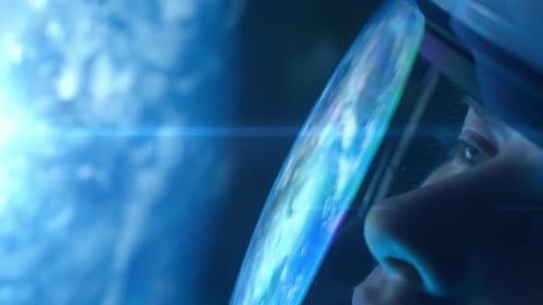 Astronaut mit Nebel und Galaxien im Weltraum, Reflexion des Planeten Erde, Milchstraße mit Galaxiensternen