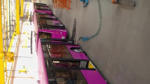 Ligne de convoyage vidéo verticale de trolleybus fuchsia, atelier d'assemblage, vue aérienne