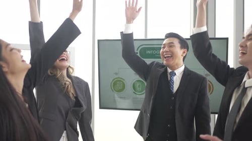 Trabalhadores de colarinho branco estão se reunindo no escritório.