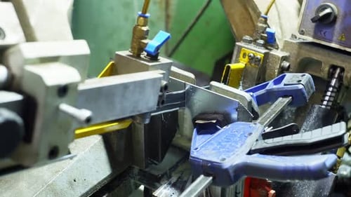 Engineering Precise Cutting of a Piece of Metal with a Saw on a Machine