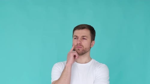Nachdenklicher Mann schaut in Zeitlupe weg im Studioporträt eines kaukasischen Mannes