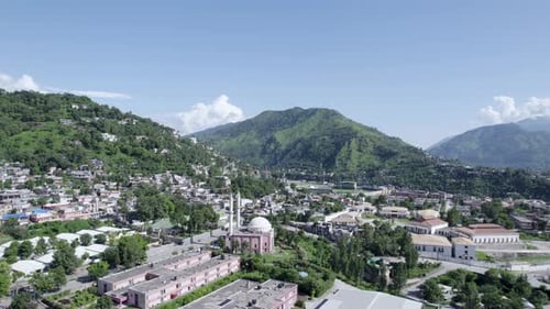 Muzaffarabad est la capitale et la plus grande ville de l'Azad Kashmir, et la 60e plus grande ville du Pakistan.
Le