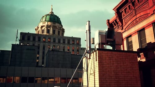 Un edificio alto con una cúpula verde en la parte superior