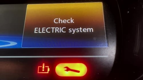 Mensaje de error de coche eléctrico: luz de motor rota
