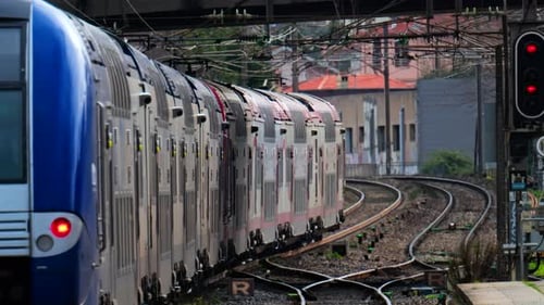 Züge, die auf den Schienen in der Nähe eines Bahnhofs in Antibes, Frankreich, fahren