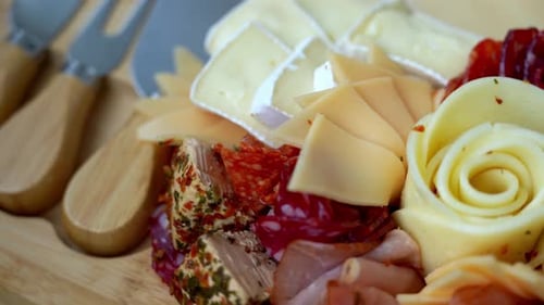 Planche à charcuterie et à fromage en bois, idée de cadeau de Noël, collation, assiette d'entrée pour dîner avec vin