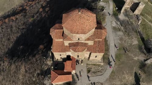 Voando pelo histórico mosteiro de Jvari do século VI em Mtskheta, Geórgia. Imagens aéreas